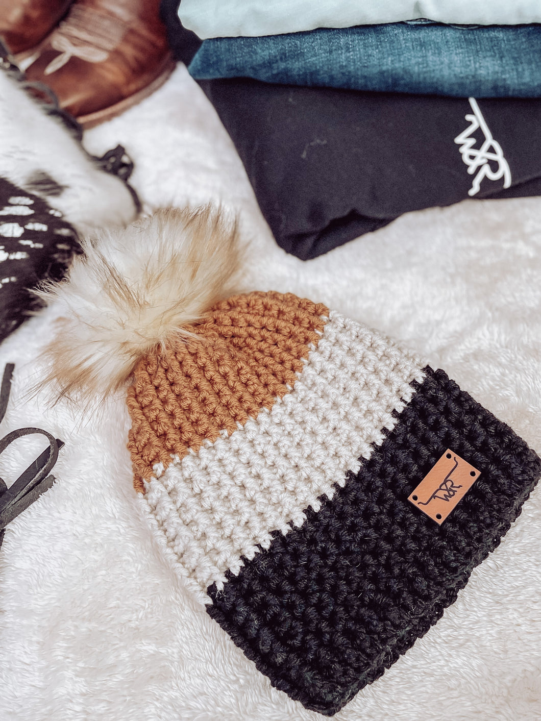 Alex Beanie > Latte + Linen + Black